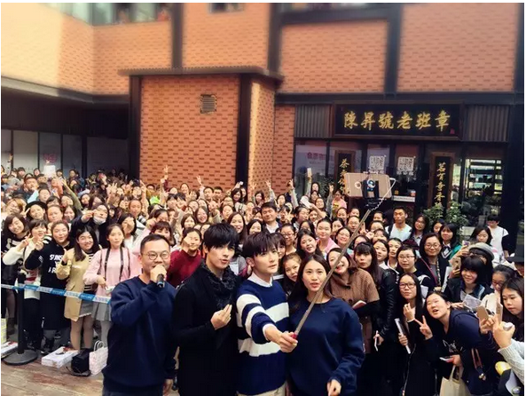 黄靖翔、乐乐《盗墓笔记cosplay集》全国签售人气爆棚 业内 第7张 黄靖翔、乐乐《盗墓笔记cosplay集》全国签售人气爆棚 业内 第7张