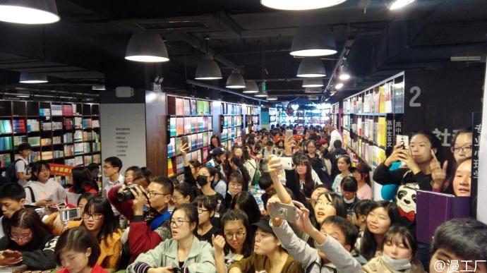 黄靖翔、乐乐《盗墓笔记cosplay集》全国签售人气爆棚 业内 第2张 黄靖翔、乐乐《盗墓笔记cosplay集》全国签售人气爆棚 业内 第2张