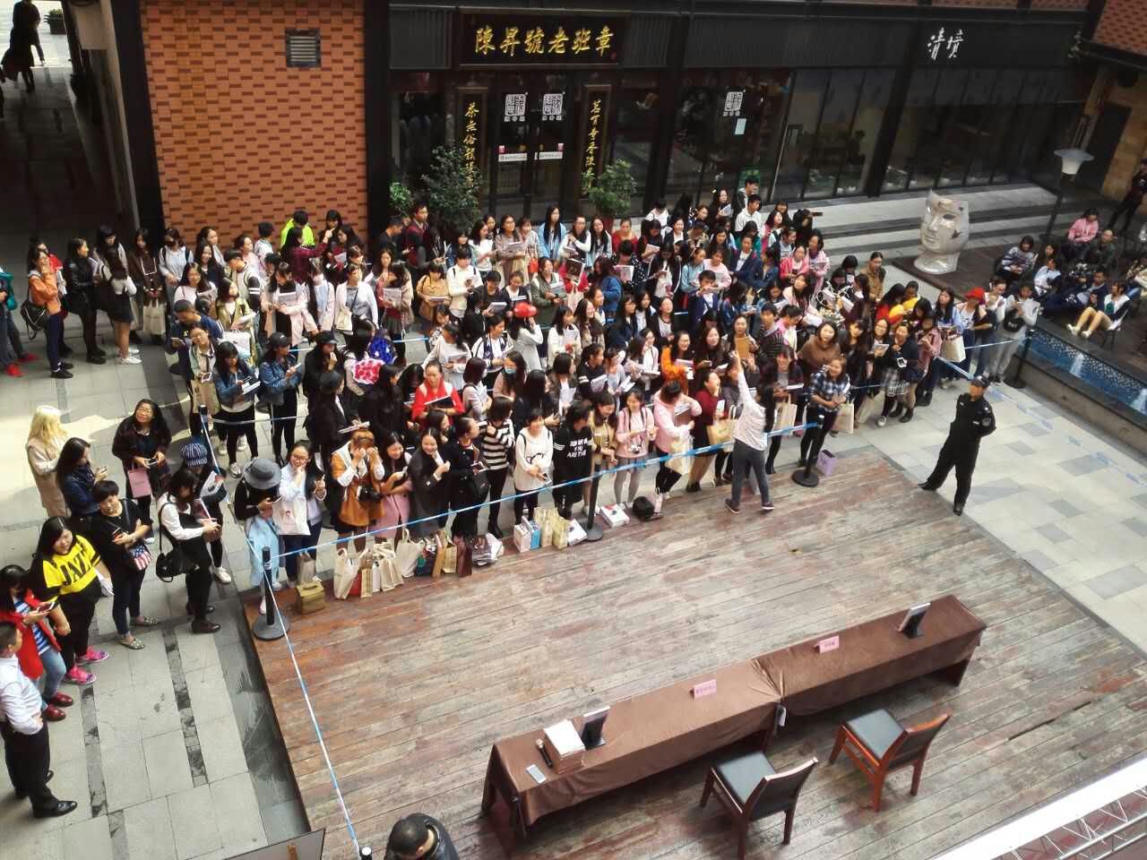 黄靖翔、乐乐《盗墓笔记cosplay集》全国签售人气爆棚 业内 第4张 黄靖翔、乐乐《盗墓笔记cosplay集》全国签售人气爆棚 业内 第4张