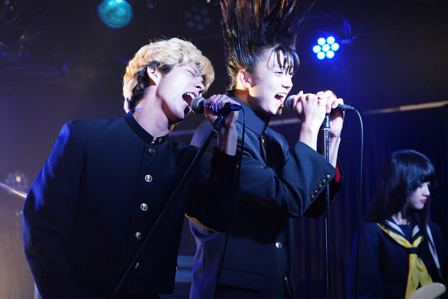 漫改真人《我是大哥大》主演结成乐队演唱主题曲《男人的勋章》 资讯 第2张