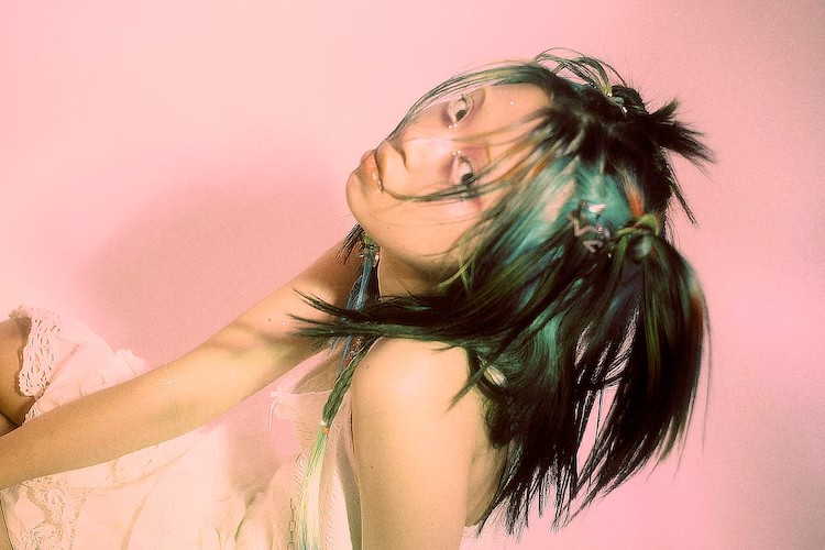  ん・フェニ新曲《SCREW IN MY HEAD》发布，藤本ひかり参与。  业内 第2张